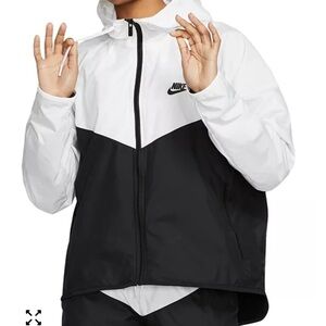 Women's Sportswear Windrunner Windbreaker medium